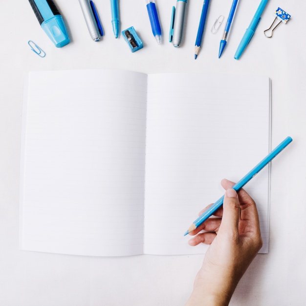 ritaglia-la-mano-con-la-matita-sul-notebook_23-214